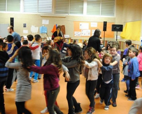 Niños bailando en corro mientras toca musica Pablo Nahual
