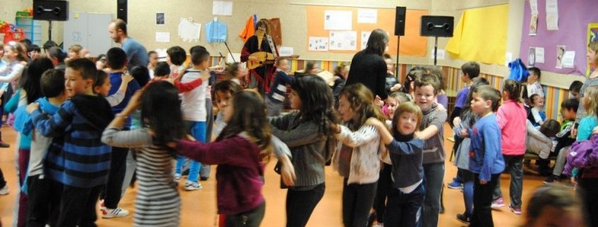Niños bailando en corro mientras toca musica Pablo Nahual
